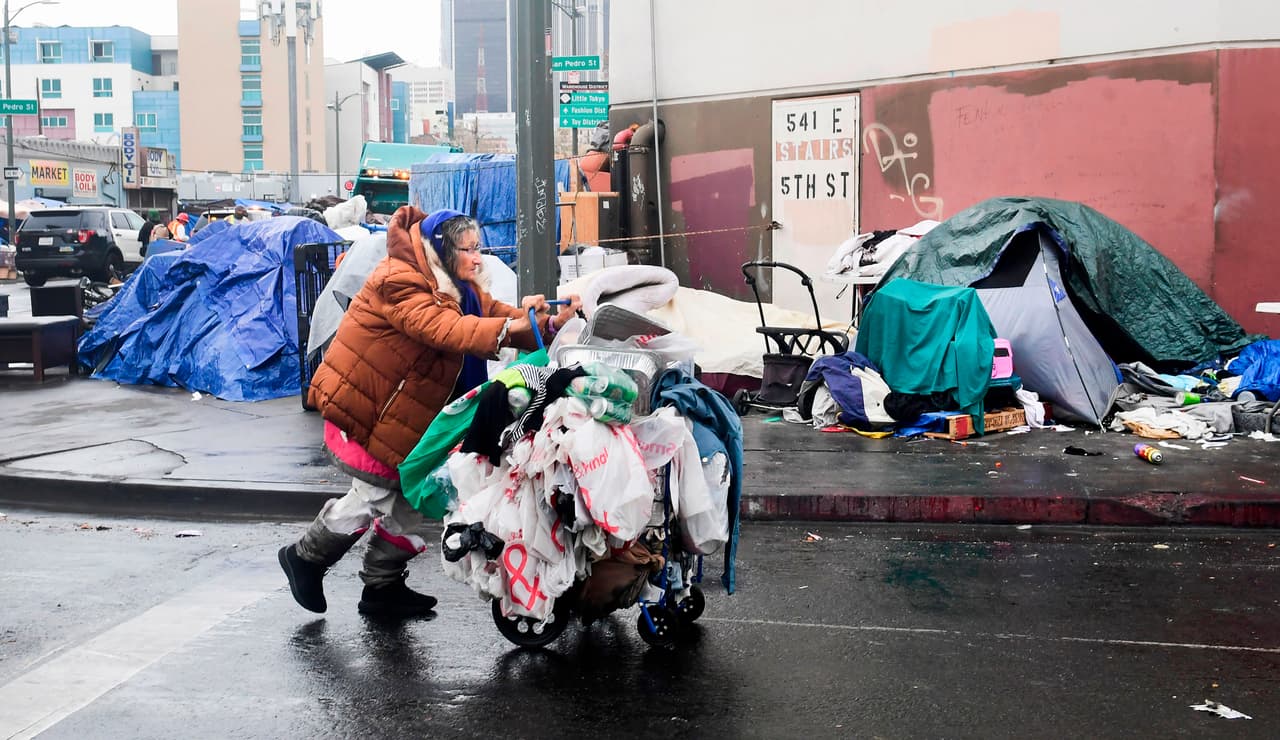 Por primera vez desde que se publicó la encuesta nacional sobre personas sin hogar, en febrero de 2007, el número de adultos solteros que vivían en la calle, 209,000, era mayor que el número de personas contabilizadas en albergues, que era de unas 199,500. Una de cada seis personas sin hogar es menor de 18 años. La mayoría vive en albergues. Pero 11,000 viven al menos una parte del tiempo al aire libre, sin refugio, según el reporte oficial.