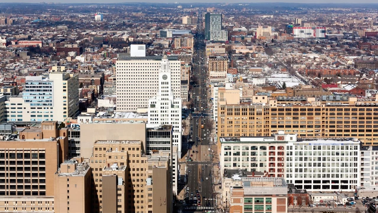 Entre las
<b> ciudades más grandes de EE. UU.</b>, 
<b>Filadelfia</b> tiene la proporción más alta de 
<b>hogares con bajos ingresos </b>y agobiados por los costos. Más de la mitad de todos los inquilinos gastan el 30% o más de sus ingresos en alquiler. Y si incluye a los propietarios de viviendas, cerca del 40% de la ciudad está sobrecargada de costos.
<br>