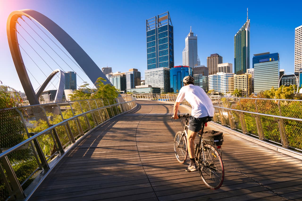 <b>Australia</b>
<br>
<br>Salario mínimo por hora: 14.75 dólares.
<br>
<br>En Australia el salario mínimo es revisado anualmente. En 2021 se acordó un aumento del 2.5% y alcanzó los 20.33 dólares australianos (unos 15 dólares estadounidenses). También hay diferentes salarios mínimos para aprendices y trabajadores jóvenes.
<br>