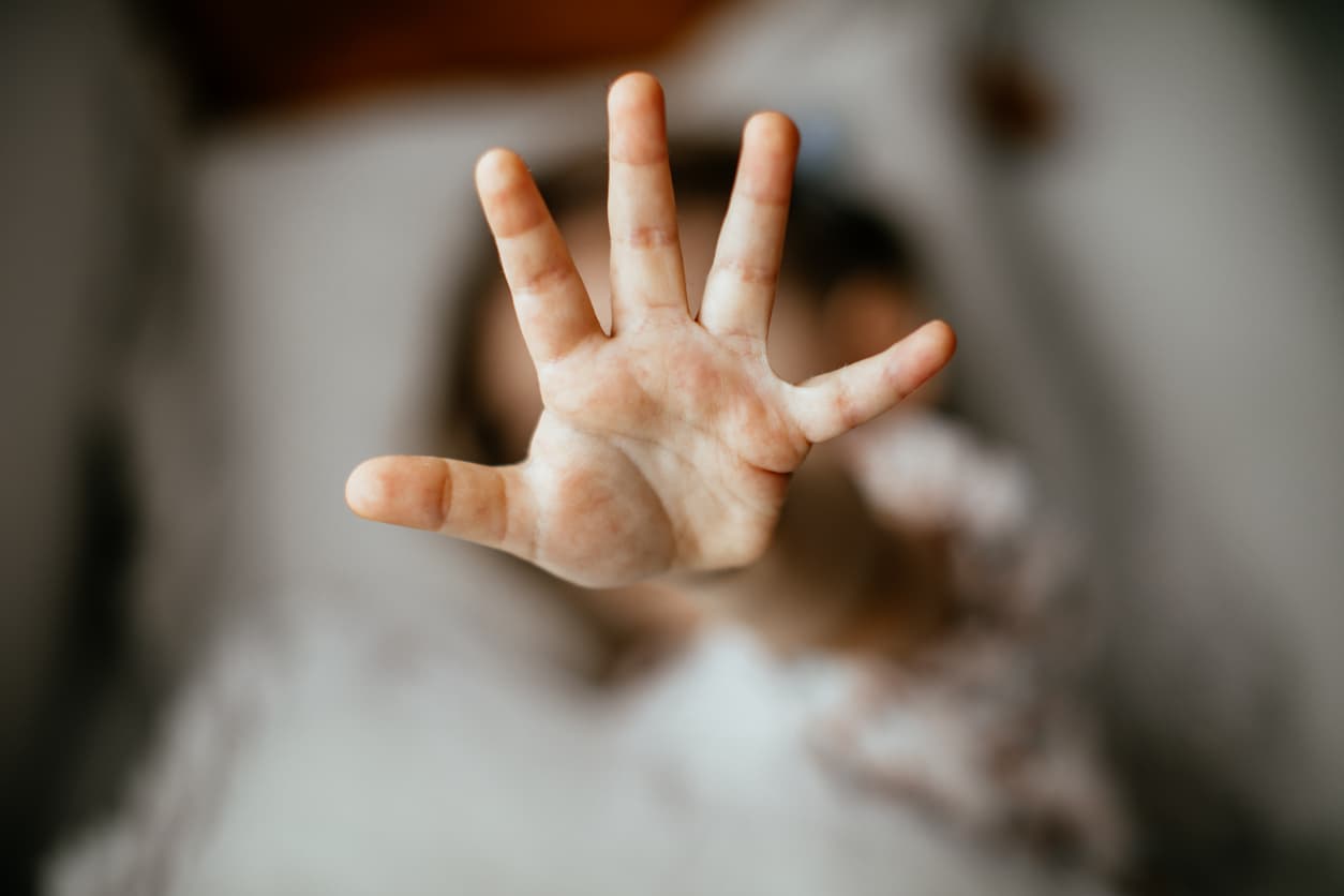 Un padre es arrestado por violar varias veces a su hija de 11 años frente a su hijo menor