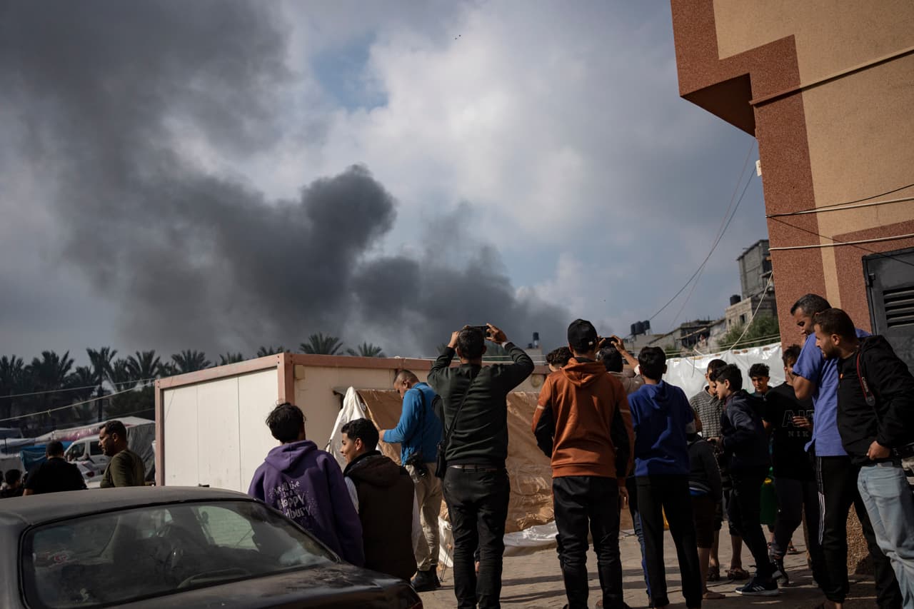 Israel bombardea el sur de Gaza, donde 2 millones de personas están hacinadas y sin vía de escape
