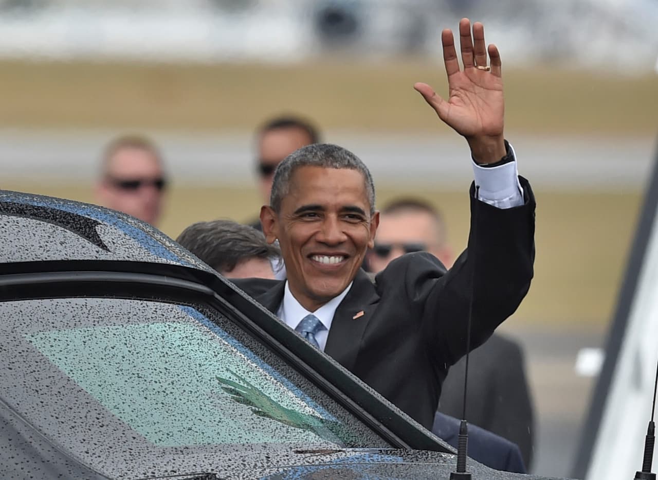 Barack Obama saluda a su llegada a Cuba.