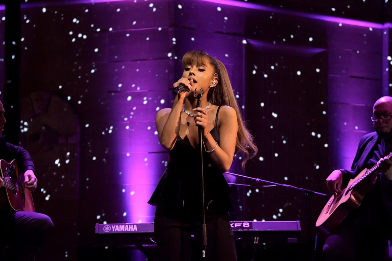 "Ariana no quiere tener otra relación pública, por lo que está tratando de mantener esta en silencio, pero parece muy feliz con Dalton", dijo una fuente a People en marzo pasado.
<br>