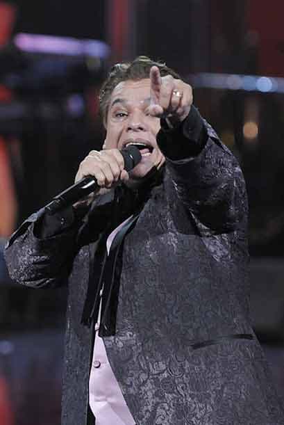 Puso a todo el mundo a cantar sus éxitos por 50 minutos.