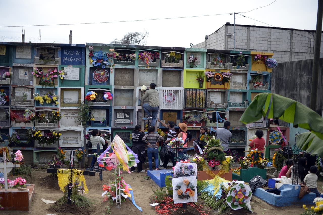 <b>Guatemala.</b> Cementerio municipal de Villa Nueva, 15 millas al sur de Ciudad de Guatemala.