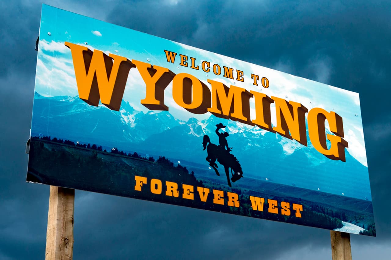 <b>Puesto 2. Wyoming</b>
<br>
<br>Costo anual promedio de la propiedad de un automóvil: 3,984 dólares. 
<br>
<br>Costo promedio de la reparación cuando se enciende una luz de advertencia del motor: 229 dólares en repuestos y 154 dólares en mano de obra. 
<br>
<br>Costo anual promedio del seguro: 1,768 dólares.
<br>
<br>Gasto anual promedio en gasolina de cada conductor con licencia en el estado: 1,833 dólares. 
<br>
<br>Costo promedio de la gasolina en febrero de 2022: 3.3 dólares por galón.
<br>