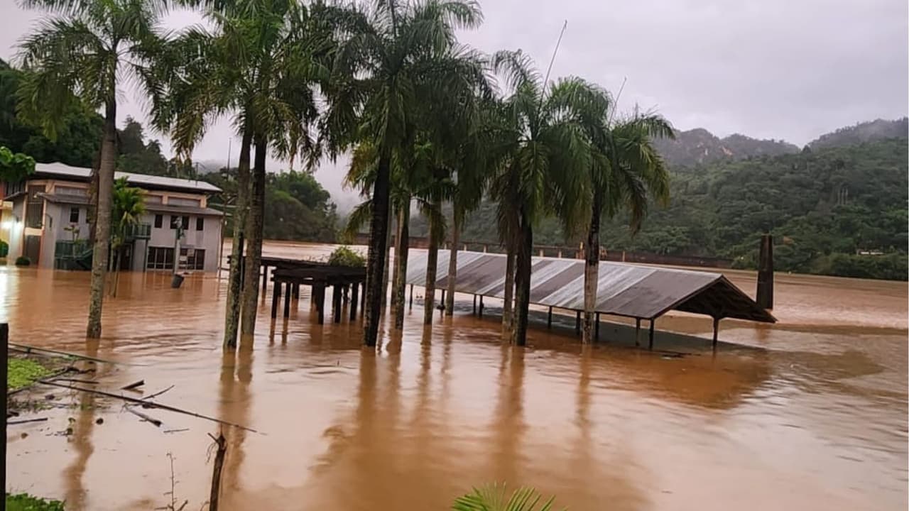 Según informaron las autoridades, unas 16 personas, siete hombres, seis niños y tres mujeres, todos residentes del sector La Puntilla, en Arecibo, se encuentran refugiadas en el Centro Comunal de Marqués Arbona.