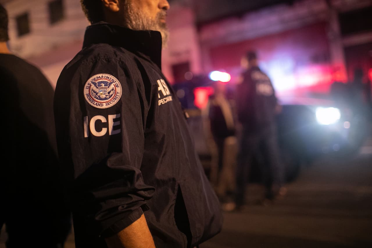Se hizo pasar por agente de ICE para liberar a su amigo indocumentado, pero todo le salió mal