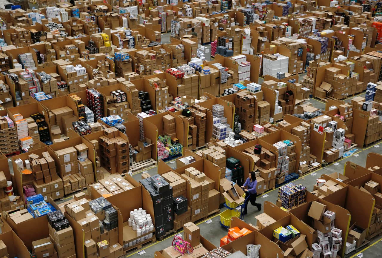Amazon patentó un centro de distribución volador desde donde enviaría los productos en drones