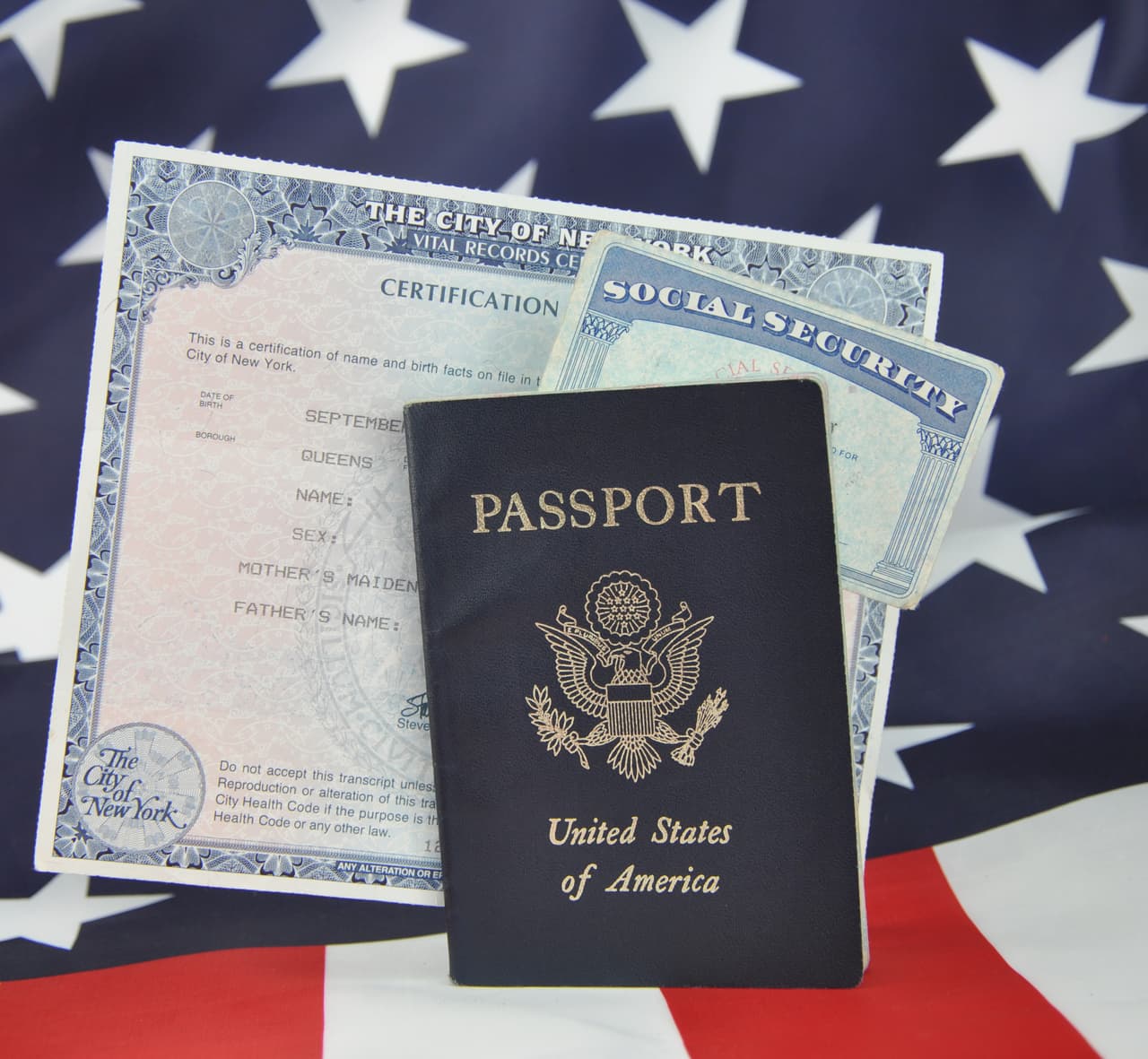 Un 
<b>Comprobante de Identidad</b>
<br>-Certificado de Nacimiento.
<br>-Pasaporte de los Estados Unidos.
<br>-Tarjeta de Pasaporte.
<br>
