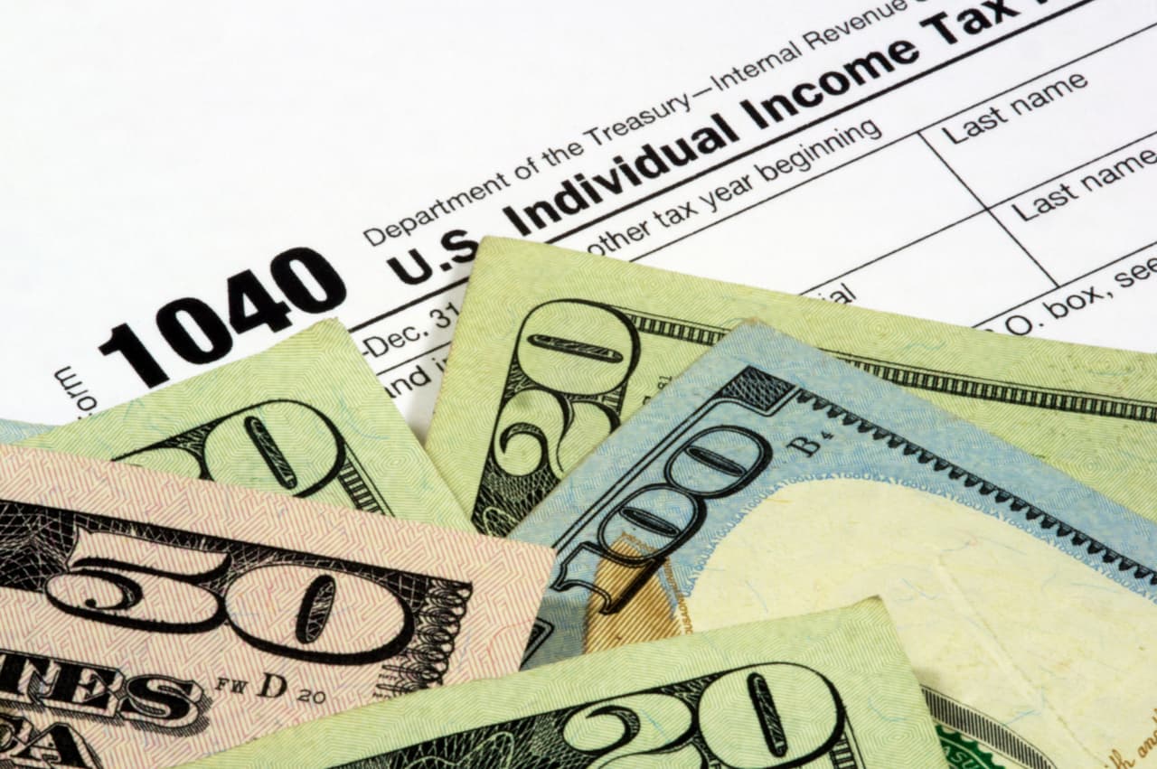 Las personas elegibles en California recibir´án cheques y/o depósitos directos de $300 y $250, según la edad del menor. Si el hijo tiene hasta 6 años, 
<b>el pago mensual será de $300. Entre los 6 y 17 años de edad, califican para un pago de $250 mensual.</b>