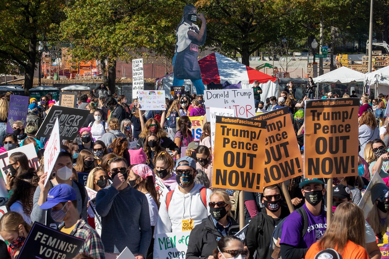 Manifestantes se congregaron este sábado en la Freedom Plaza de Washington D.C. para honrar a la jueza 
<b><a href="https://www.univision.com/temas/ruth-bader-ginsburg">Ruth Bader Ginsburg</a>, </b>quien 
<a href="https://www.univision.com/noticias/estados-unidos/fallece-a-los-87-anos-de-edad-la-jueza-ruth-bader-ginsburg">falleció el 18 de septiembre</a>, y rechazar que el presidente Donald Trump haya nominado a la jueza 
<a href="https://www.univision.com/noticias/politica/amy-coney-barrett-la-virtual-nominada-de-trump-para-suceder-a-ginsburg-en-la-corte-suprema">Amy Coney Barrett</a> para reemplazarla antes del presidenciales del 3 de noviembre.