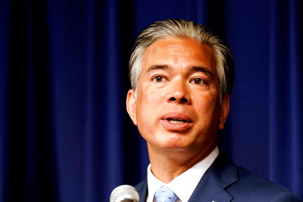 <b>6. Rob Bonta (demócrata):</b> se convirtió en el primer fiscal general filipino-estadounidense electo de California. Bonta nació en Filipinas y emigró con su familia a EEUU cuando era un bebé. Desde el año pasado ocupaba 
<a href="https://www.univision.com/noticias/politica/xavier-becerra-confirmado-senado-secretario-de-salud">el cargo que dejó Xavier Becerra tras convertirse en secretario de Salud y Servicios Humanos</a> de EEUU.