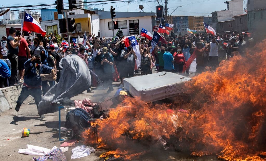 La Policía de Investigaciones de Chile (PDI) hizo este lunes las primeras diligencias en el marco del caso de la quema de pertenencias de migrantes en Iquique. Los agentes levantaron un catastro de las personas afectadas, descartaron que hubiera heridos e hicieron 
<b>una evaluación de los objetos cancinados.</b>