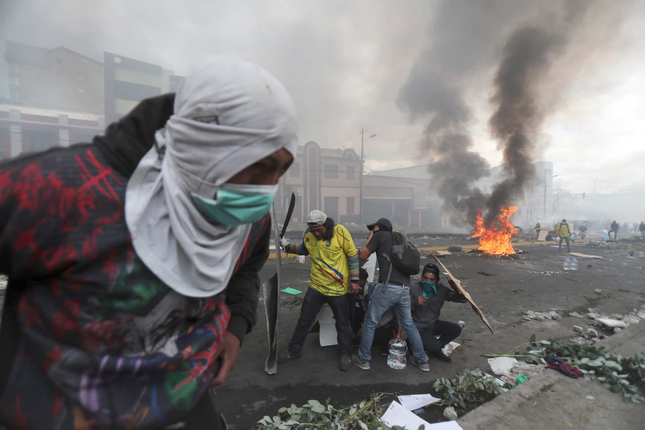 <b>Ecuador, la fuerza indígena contra la eliminación de subsidios. </b>El centro de Quito, la capital, en ruinas por las masivas protestas. La violencia estalló cuando el gobierno de Lenín Moreno 
<a href="https://www.univision.com/noticias/america-latina/el-presidente-moreno-decreta-un-toque-de-queda-en-quito-en-el-decimo-dia-de-protestas-en-su-contra">aprobó la eliminación de los subsidios al combustible</a>, que estaban vigentes desde hacía décadas, en respuesta a un acuerdo con el FMI.