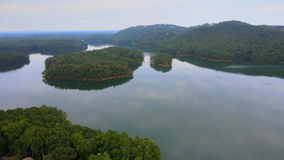 El parque tiene 1,776 acres (718 hectáreas) y está localizado a las orillas de Lake Allatoona.