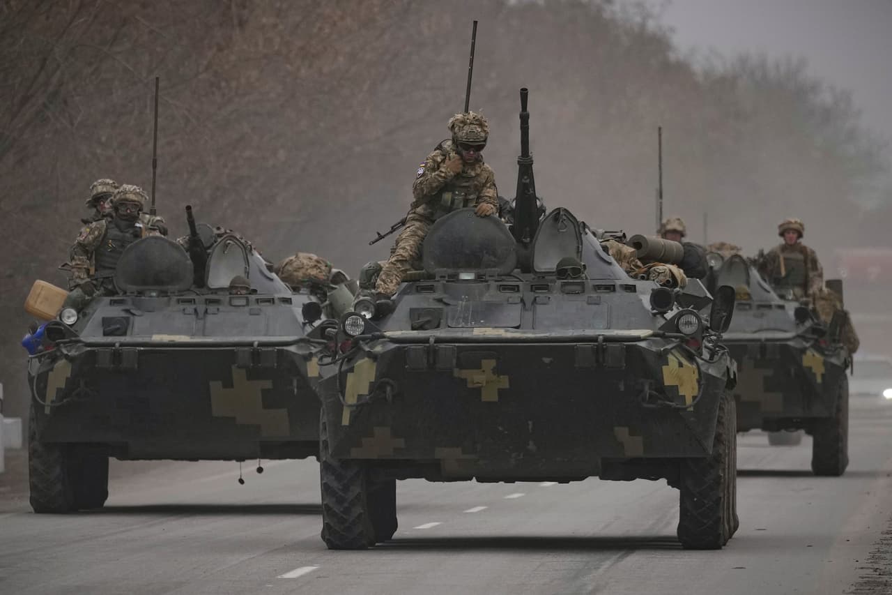 Tras fracasar en su intento de tomar Kiev y el ridículo hecho por el kilométrico atasco que sufrieron sus tropas al norte de la capital ucraniana, Moscú anuncia la retirada de las fuerzas de la zona y otras áreas el 29 de marzo, diciendo que se centrará en el corazón industrial oriental del Donbas, donde los separatistas respaldados por Rusia han luchado contra las fuerzas ucranianas desde 2014 tras la anexión ilegal de Crimea.