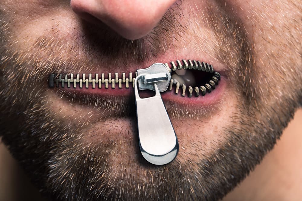 ¡Cuidado! Hay peligro, si hablas demasiado podría causarte problemas, si alguien se te acerca para sonsacarte y sin ser tu intención cometes imprudencias revelando un secreto o una confidencia.