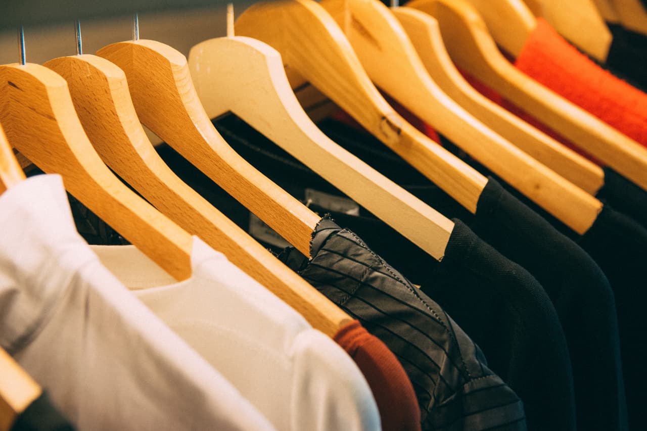 Se recomienda la ropa liviana de colores claros. Esto ayuda al cuerpo a mantener temperaturas normales.