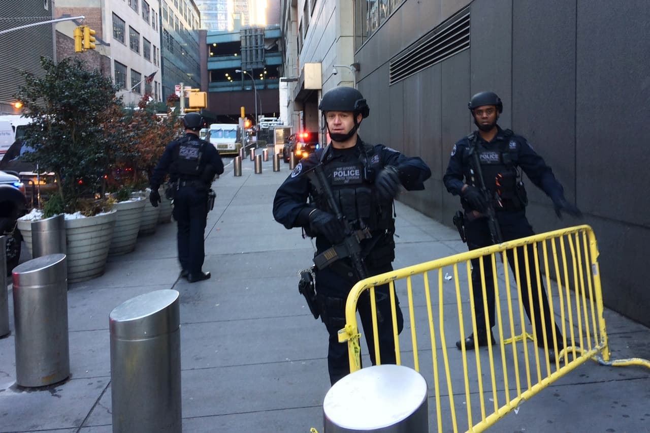 Todos los accesos a la estación Port Authorithy están resguardados por la policía de Nueva York.