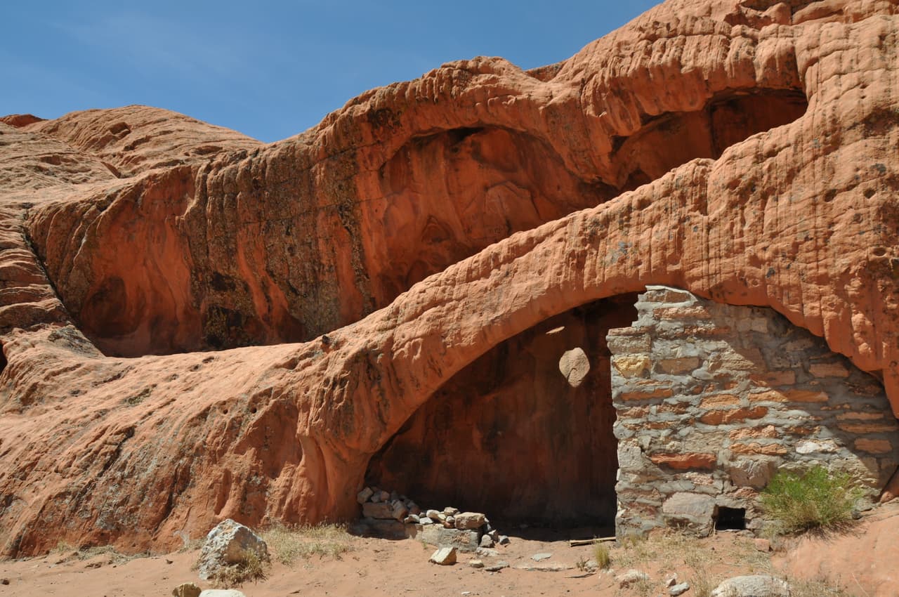 <b>Gold Butte, Nevada.</b> El Monumento Nacional Gold Butte también ha provocado controversia. Sus 300,000 hectáreas protegidas al suroeste de Nevada fueron motivo de protestas en 2014. Junto con Bears Ears, Gold Butte protege "algunos de los tesoros culturales más importantes de nuestro país, incluyendo arte rupestre abundante, sitios arqueológicos y tierras consideradas sagradas por las tribus nativas americanas", dijo el entonces presidente Obama.