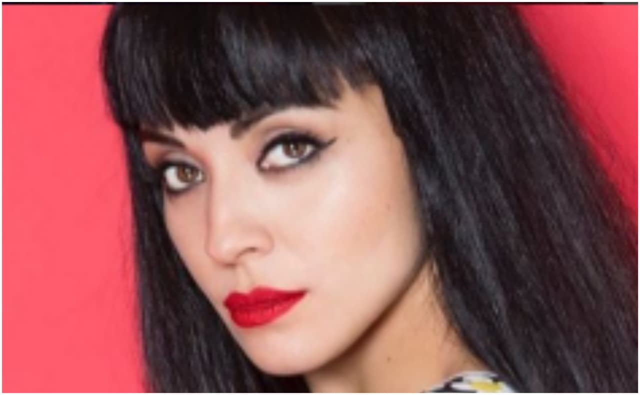 "Estoy hasta la madre de que me hagan preguntas pen...": Mon Laferte estalla contra un reportero (pero no como Yáñez)