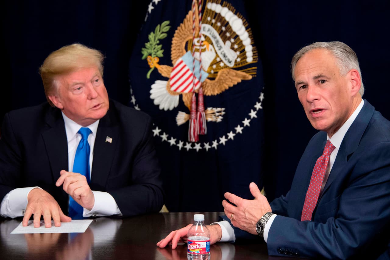 El 
<b>gobernador </b>de Texas, el republicano 
<b>Greg Abbott</b>, manifestó su respaldo a la demanda de Paxton pero con cautela. Abbott fue fiscal de Texas entre 2012 y 2015. Se limitó a declarar que el recurso "es útil para aclarar la certeza y claridad de las elecciones".
