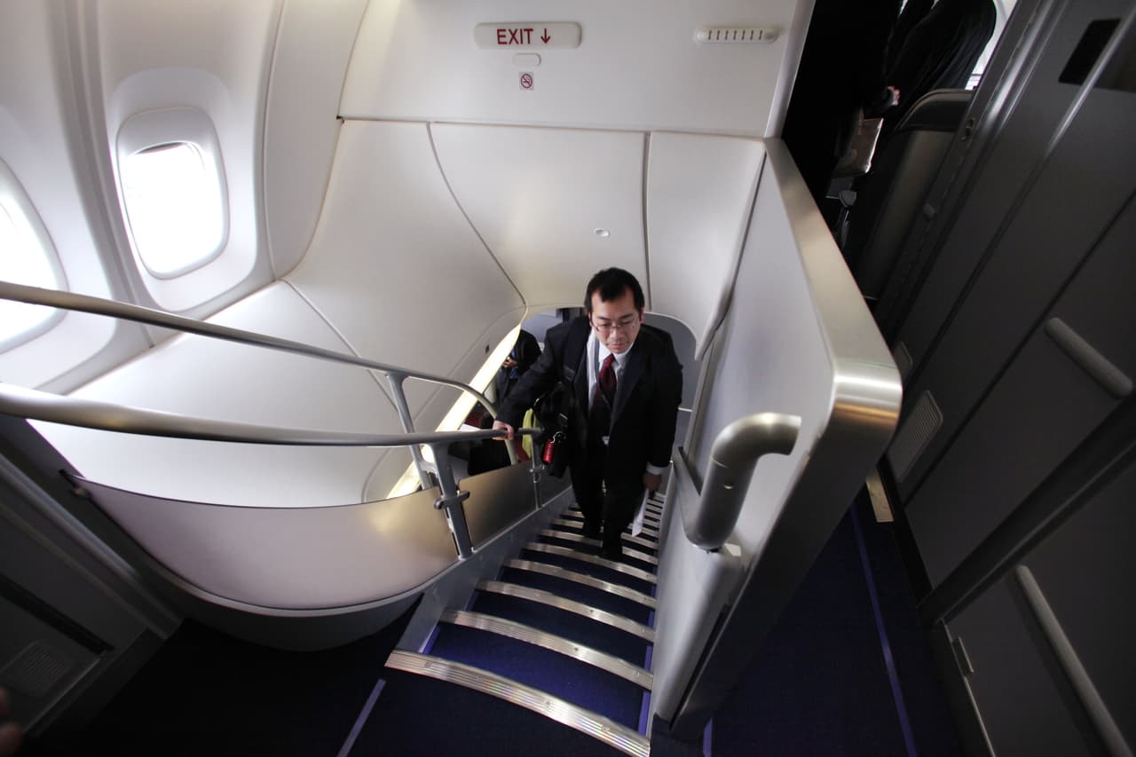 La escalera al segundo piso de un 747 de pasajeros de Lufthansa en Everett, en 2012. Boeing ha fabricado aproximadamente 1,550 de estos aviones, pero desde 2016 la compañía ha perdido unos 40,000,000 de dólares en su producción, según un analista citado por Bloomberg.