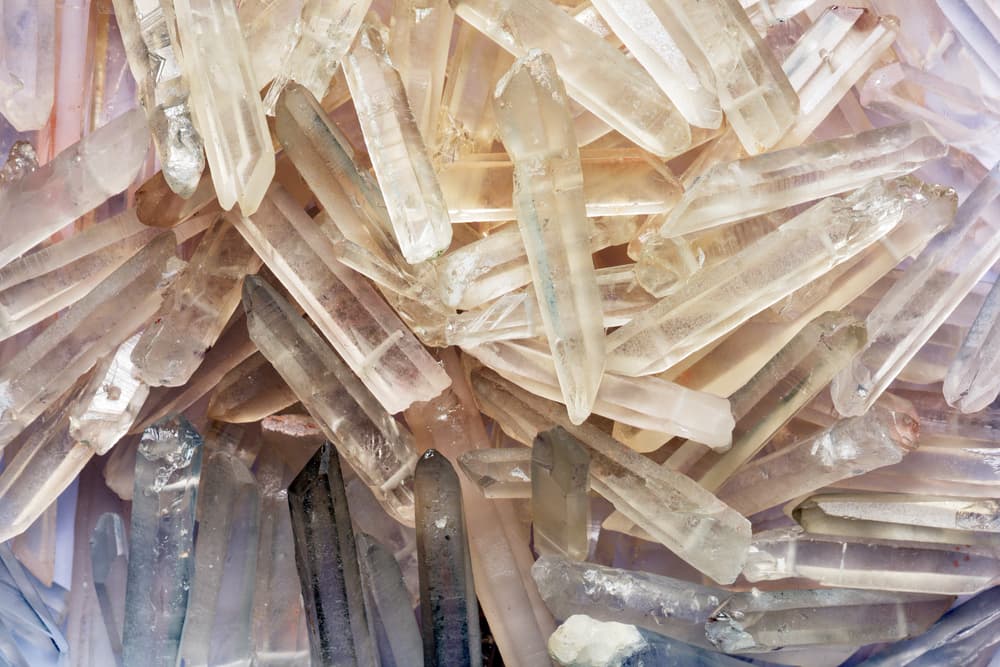 Una buena manera de ayudarte a fortalecer tu aura y campo magnético para neutralizar cualquier tipo de onda negativa es acoplar tu meditación con el empleo de los llamados cristales de cuarzo.
<br>