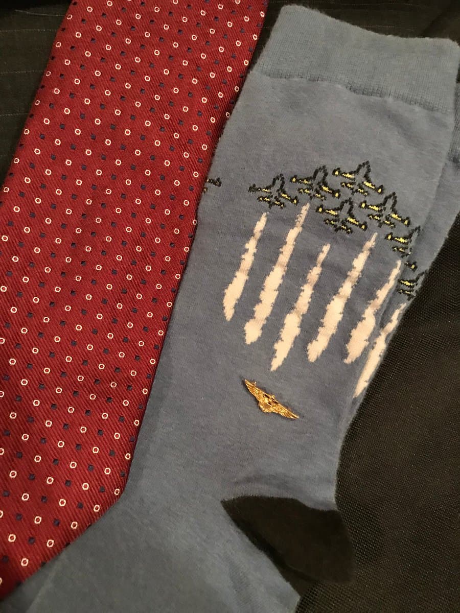 Con estos calcetines de aviones será enterrado Bush. "
<b>El presidente número 41 será llevado a su descanso final con calcetines que rinden homenaje a su servicio público de toda la vida, comenzando como aviador naval en la guerra a sus 18 años</b>", indicó Jim McGrath, portavoz del fallecido expresidente. "
<b>Ese legado ahora lo llevan, en parte, los hombres y mujeres valientes y desinteresadas a bordo de @<a href="https://twitter.com/CVN77_GHWB" target="_blank">CVN77_GHWB</a></b>", agregó en referencia a la tripulación del portaaviones estadounidense con su nombre, el USS George H. W. Bush.