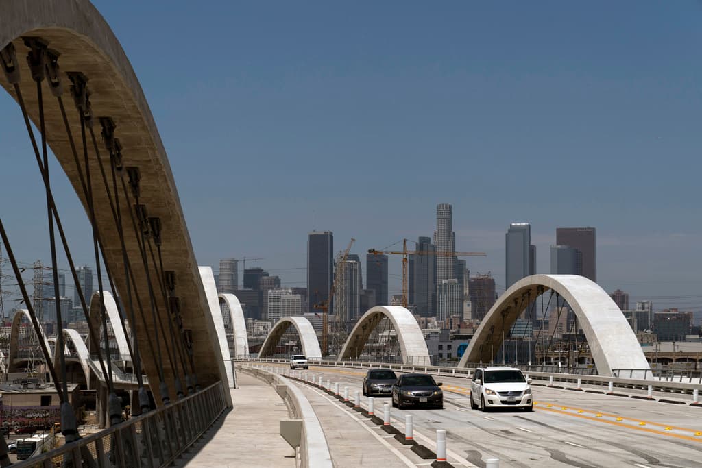 Muere un adolescente tratando de escalar un puente de Los Ángeles mientras grababa un video en redes sociales