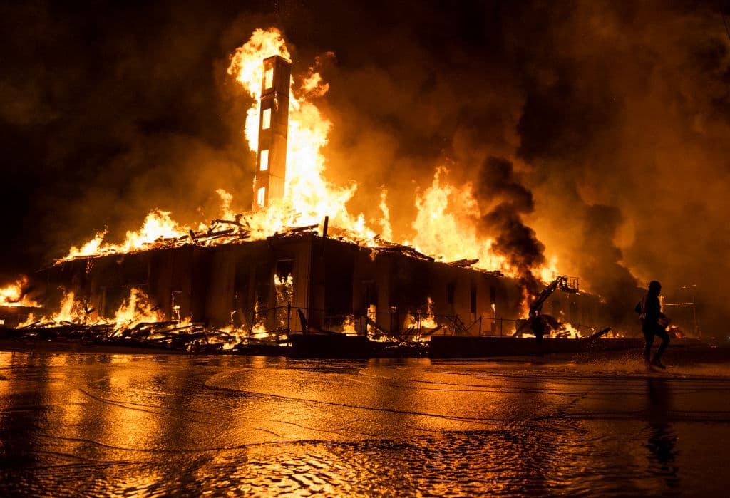 <b>Los manifestantes quemaron una tienda de piezas de repuesto de autos</b> y saquearon otra en las cercanías. En medio de los incendios y actos violentos un hombre murió por impacto de bala en la zona donde se dieron las manifestaciones, anunció la policía, que arrestó a un sospechoso.
<br>
