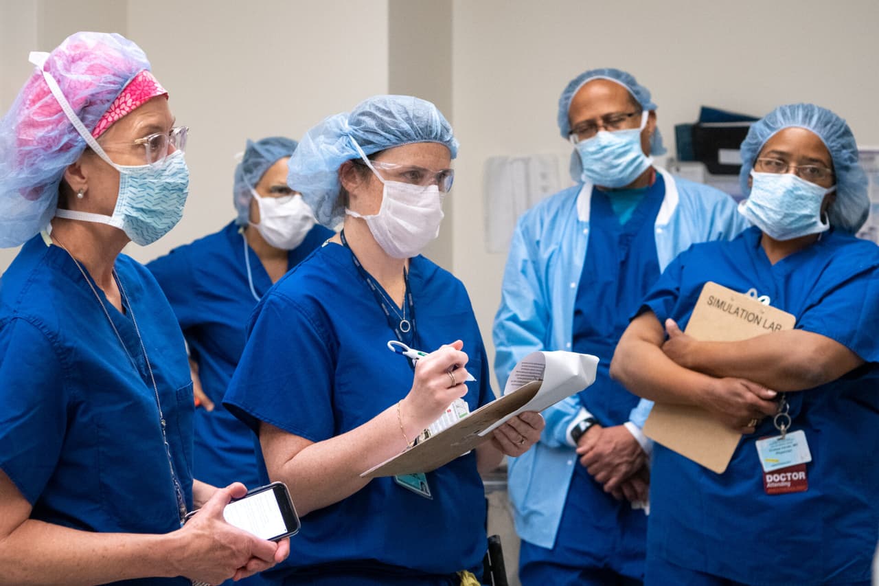 Además, la preparación psicológica del personal médico será uno de los puntos claves para lo que se estima sean largas jornadas de trabajo, bajo mucha presión y no muchas expectativas de éxito con pacientes en condiciones críticas.
<br>
<br>
<b>Los <a href="https://www.univision.com/local/los-angeles-kmex/los-10-numeros-telefonicos-o-paginas-web-que-debes-tener-a-mano-durante-la-pandemia-de-coronavirus-fotos">10 números telefónicos</a> que debes tener a mano durante la emergencia de coronavirus.</b>
