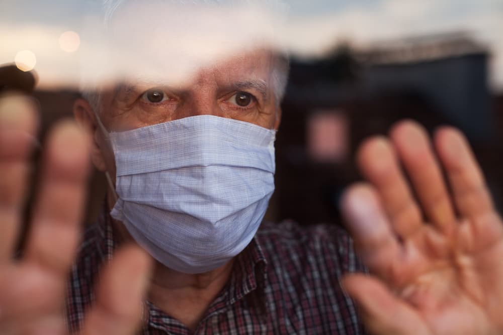 La buena noticia es que tú mismo tienes el control de algo, y eso es cómo reaccionas. Cuando tu energía o vibra está baja y la sientes tóxica o llena de negatividad, puedes aumentarla de distintas maneras. Al menos podemos poner nuestro granito de arena para no sentirnos tan mal, porque si tú no te ayudas o ves el vaso medio lleno, ¿quién lo hará por ti?