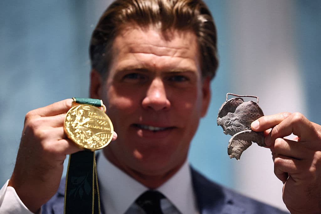 El retirado 
<b>campeón olímpico de natación</b> 
<b>Gary Hall Jr.</b> tenía su vivienda en 
<b>Pacific Palisades</b>, que junto a Topanga y Malibú estuvieron entre las comunidades afectadas.