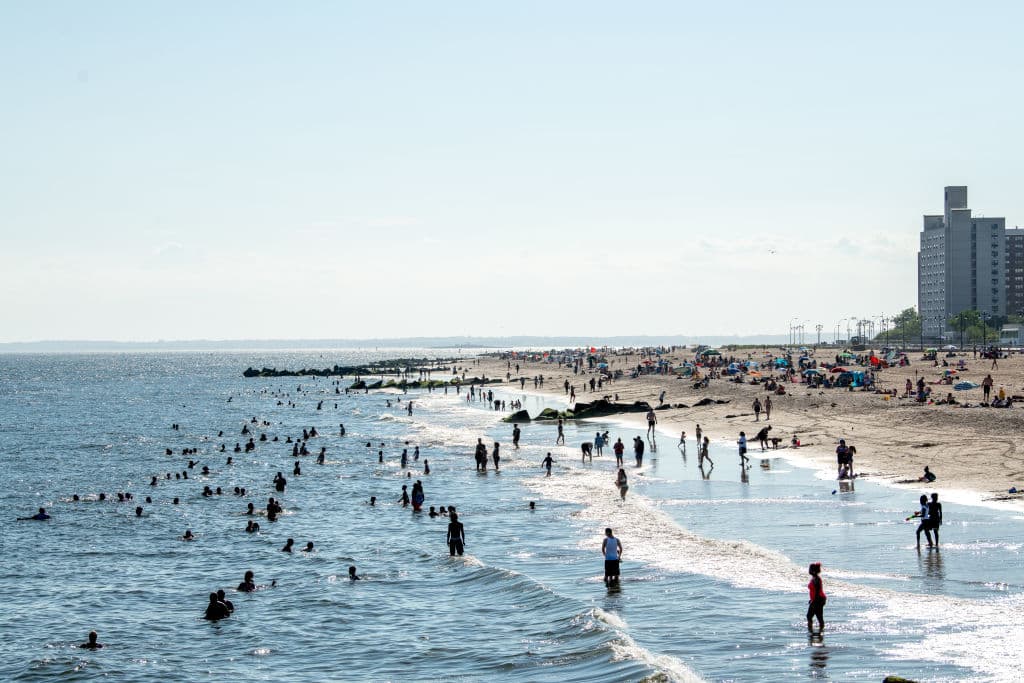 En las playas de Nueva York, y en sus alrededores encontrarás, todo tipo de facilidades para divertirte: desde mayas para jugar volley ball, hasta áreas para hacer pic nic, 
<b>hasta juegos mecánicos, y la oportunidad de navegar en kayak en el mar. </b>