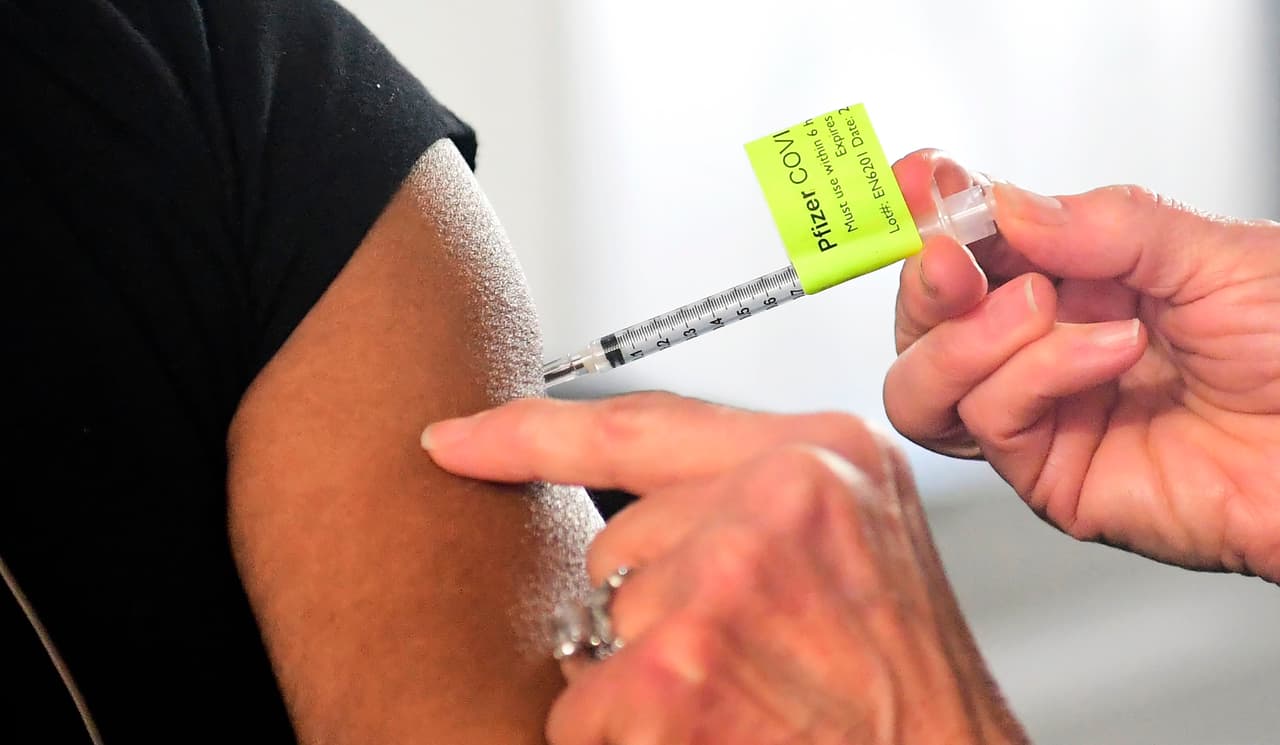 <b>Si me ponen la vacuna puedo dar positivo en las pruebas.</b>
<br>
<br>Las vacunas que han sido aprobadas no producirán resultados positivos en las 
<a href="https://espanol.cdc.gov/coronavirus/2019-ncov/testing/diagnostic-testing.html">pruebas virales</a> de coronavirus, las cuales se usan para detectar si tiene una infección en curso.
<br>
<br>Si su organismo genera una respuesta inmunitaria, que es el objetivo de la vacunación, existe la posibilidad de que su resultado sea positivo en algunas de las 
<a href="https://espanol.cdc.gov/coronavirus/2019-ncov/testing/serology-overview.html">pruebas de anticuerpos</a>.
