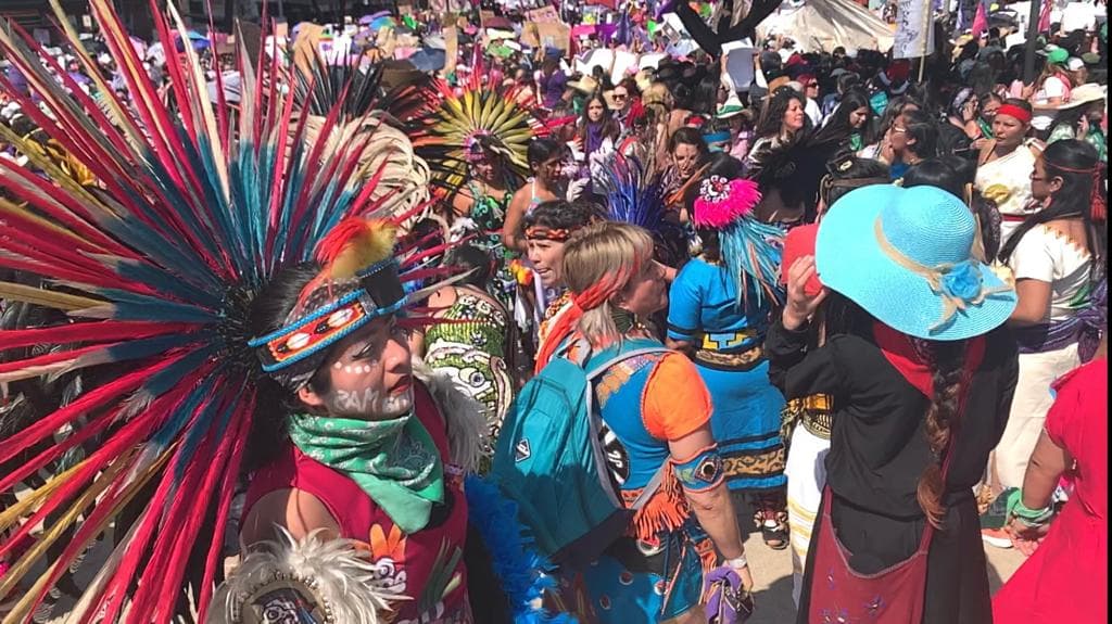 Con trajes indígenas, algunas también se hicieron escuchar este domingo 8 de marzo en las calles de Ciudad de México.