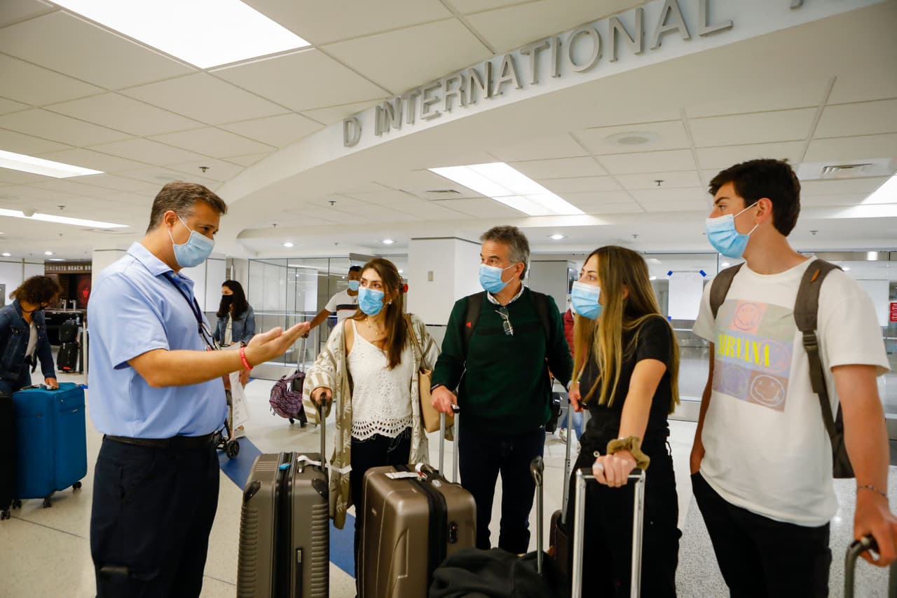 EEUU indicó que los viajeros también deberán presentar una prueba de covid-19 negativa hecha tres días antes de viajar. 
<br>