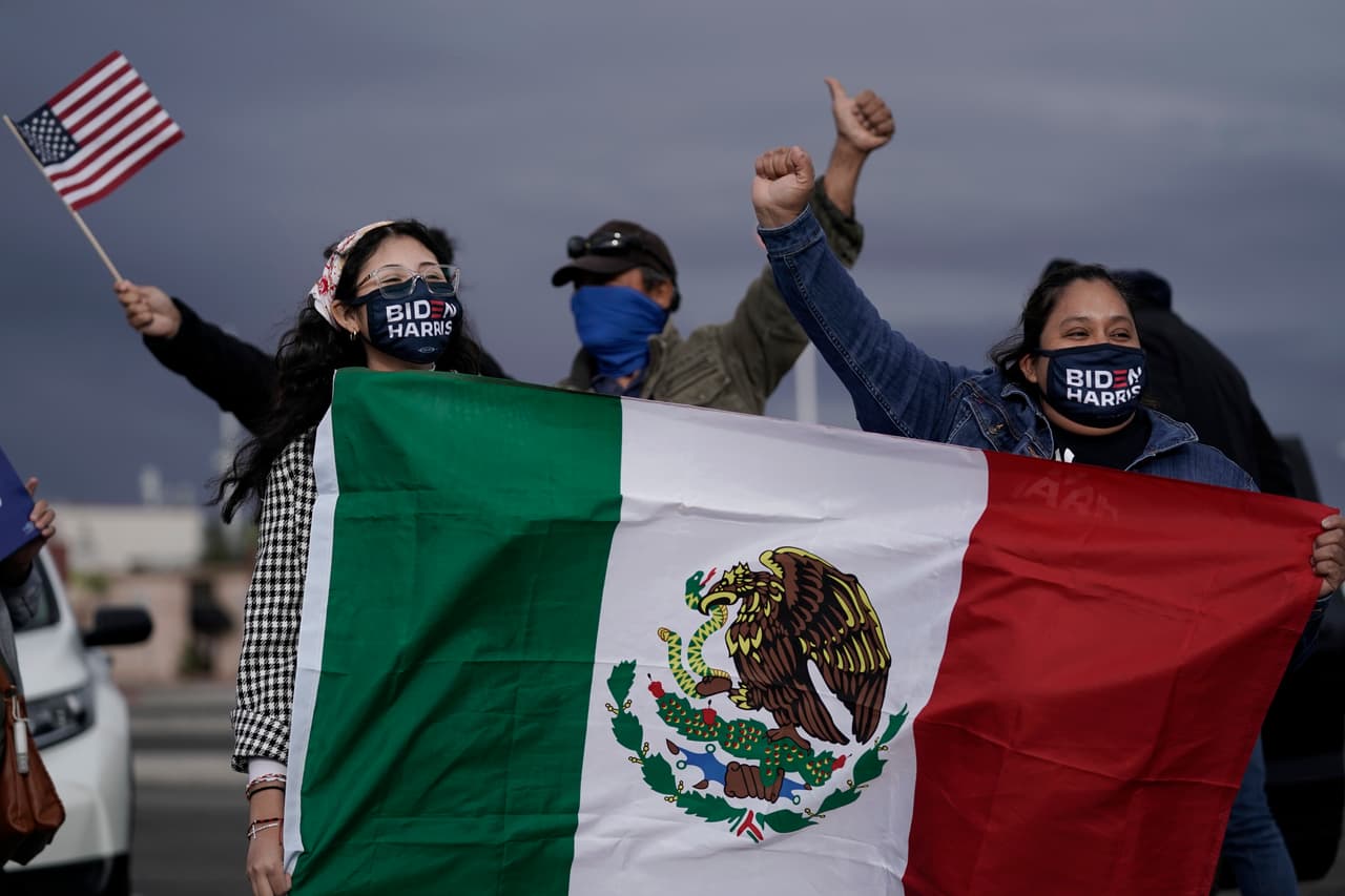 En las Vegas, una caravana también salió a celebrar con banderas de México y Estados Unidos, el triunfo de Joe Biden y Kamala Harris en medio de un año de pandemia y movimientos de calle en demanda de igualdad para todos los que hacen vida en el país, sin importar los orígenes, raza, ni partido político.
<br>
<br>