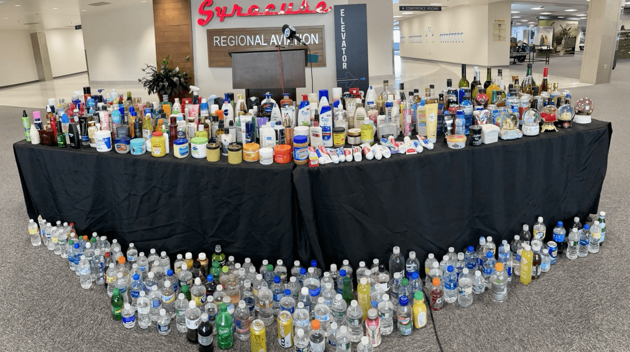 La vocera de TSA Lisa Farbstein, se ha dado gusto estas dos últimas semanas compartiendo fotos de todo lo que los pasajeros tratan de pasar por los aeropuertos de Nueva Jersey y Nueva York. Como, por ejemplo, esta infinidad de líquidos, geles y aerosoles, con las que armó esta exhibición: 
<b>en un lapso de solo tres días, en el aeropuerto Syracuse. </b>
<br>
<br>