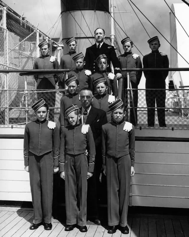 Más allá de su imponente tamaño y su velocidad, la nave también ofrecía a sus pasajeros interiores lujosos y entretenimiento. En la tripulación había desde adolescentes hasta veteranos marinos.