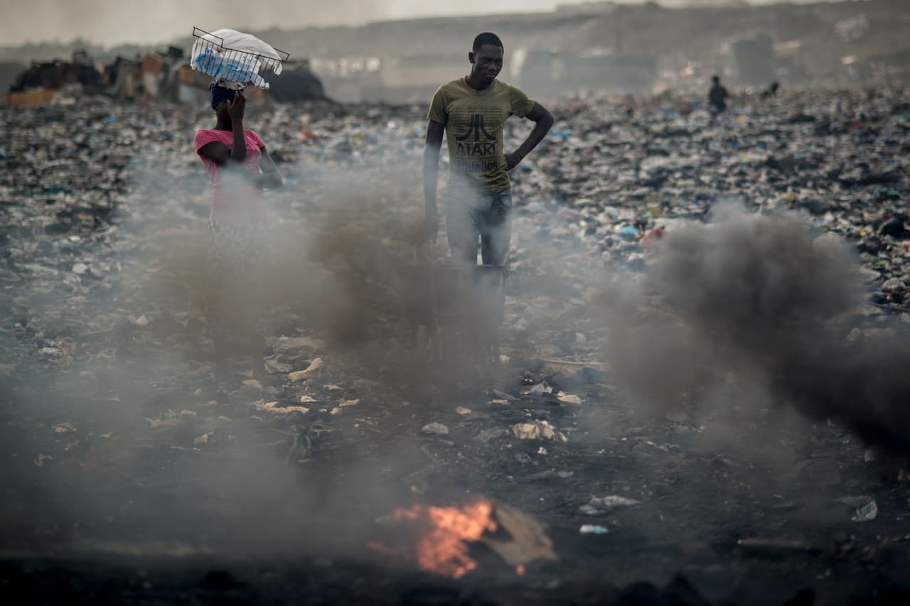 <b>Agbogbloshie, Ghana.</b> Es una pequeña ciudad a las afueras de Accra, la capital del país, donde se descargan cerca de 200,000 toneladas de desechos de electrodomésticos y equipos electrónicos de todo el mundo. Muchos de sus habitantes se dedican a recolectar basura que pueda tener algo de valor, en un ambiente contaminado principalmente con cobre.