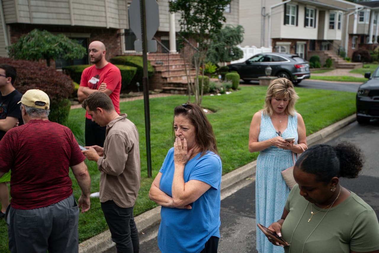 Habitantes de Massapequa Park miran con asombro el arribo de policías e investigadores en la casa del sospechoso de ser el asesino serial de Gilgo Beach.