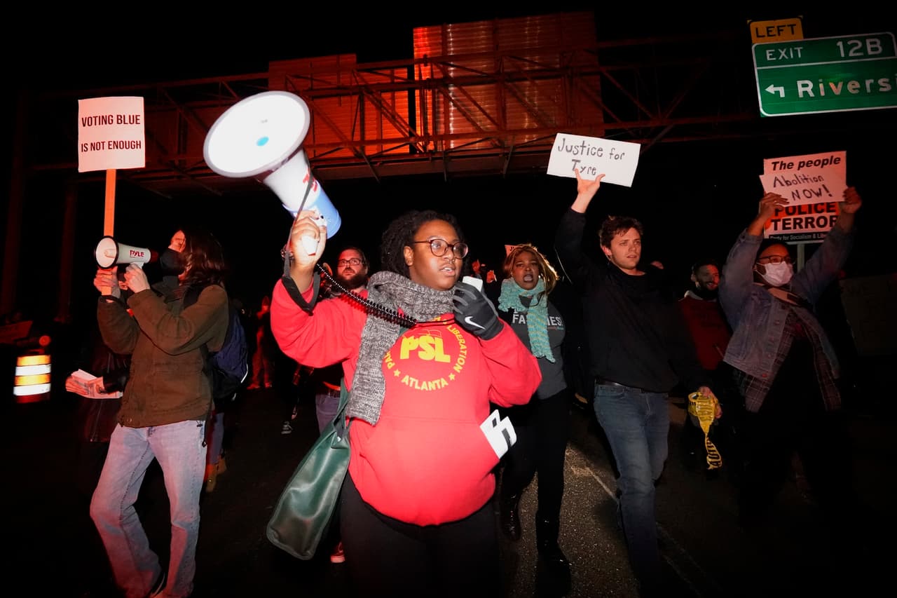 El mandatario pidió que, aunque los videos causarán indignación, los manifestantes no recurran a la violencia. “Las imágenes que se publicaron esta noche dejarán a la gente justificadamente indignada. Quienes buscan la justicia no deben recurrir a la violencia ni a la destrucción. La violencia nunca es aceptable; es ilegal y destructiva”, precisó Biden. 
<br>