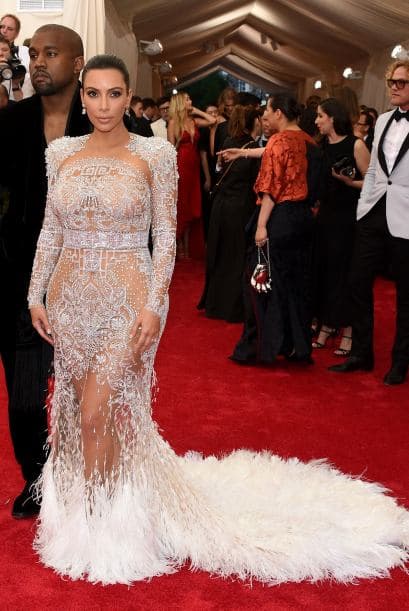 Las transparencias son de las favoritas de Kim Kardashian para mostrar sus atributos, esta vez lució bien al lado de su esposo.
