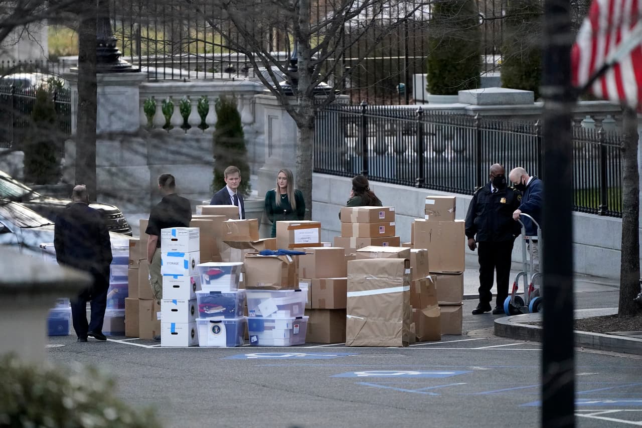 El director del Consejo Económico Nacional, Larry Kudlow, recibió aplausos de algunos empleados al salir del edificio.
<br>