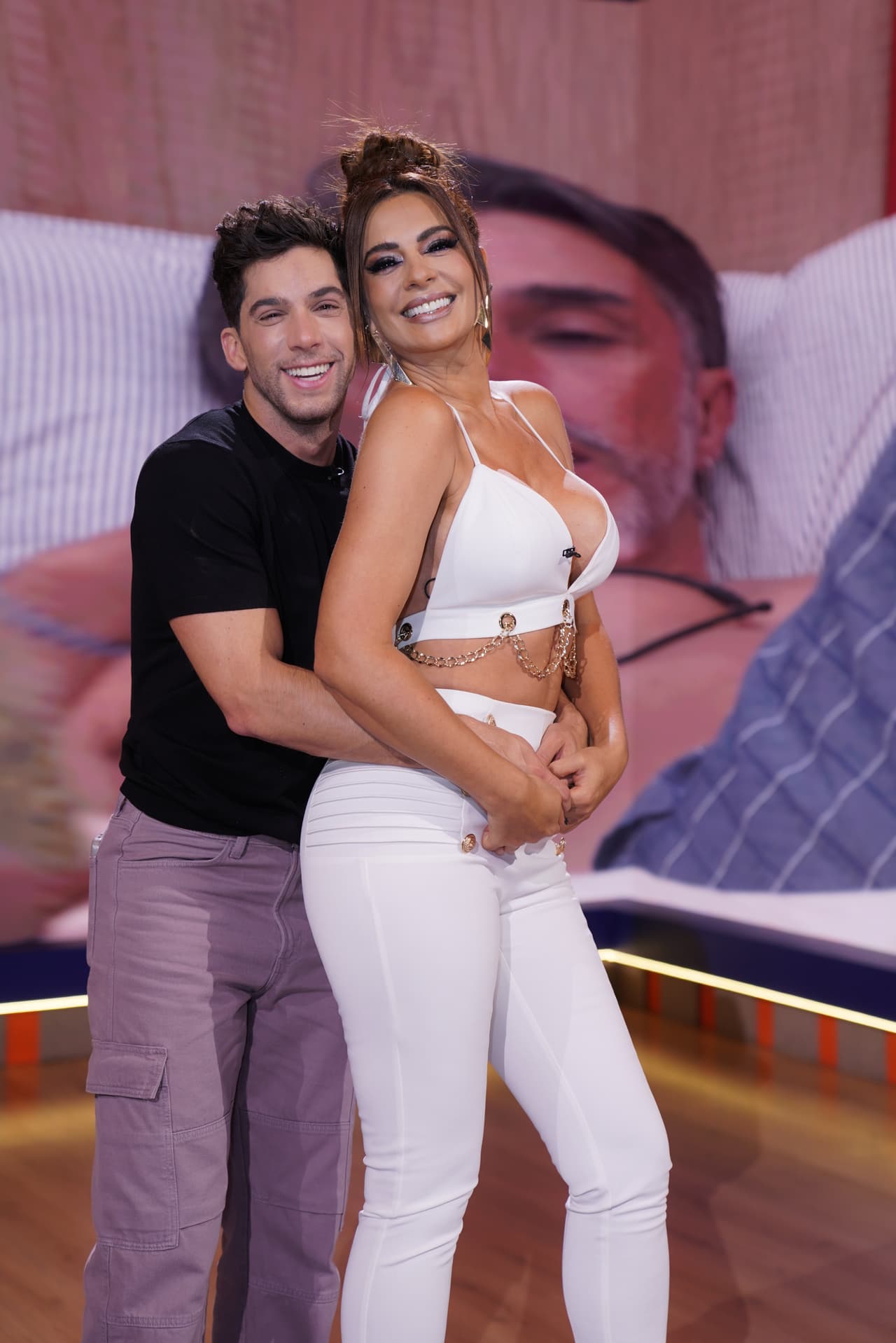 Pasando al lado de ViX, Cecilia Galliano y Mauricio Garza continúan imprimiendo su sello único en la conducción de las pre-galas y post-galas.
