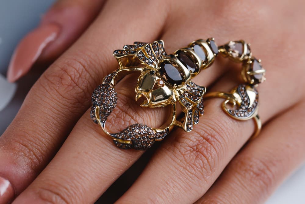 También puedes crear amuletos personalizados con estos elementos, como ¿qué tal este anillo en forma de escorpión?