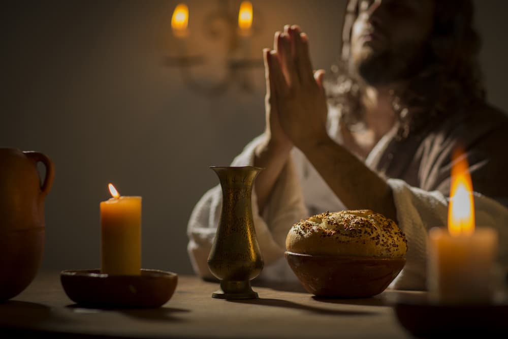 Aunque no podemos formar parte de procesiones religiosas o de ir a misa (y si hay todavía servicios cerca de tu localidad, te invitamos a que seas prudente y no asistas. Es mejor quedarte en casa), esta Semana Santa en distanciamiento social es mejor comulgar desde nuestro hogar y comunicarnos con nuestro Dios de una manera más personal.